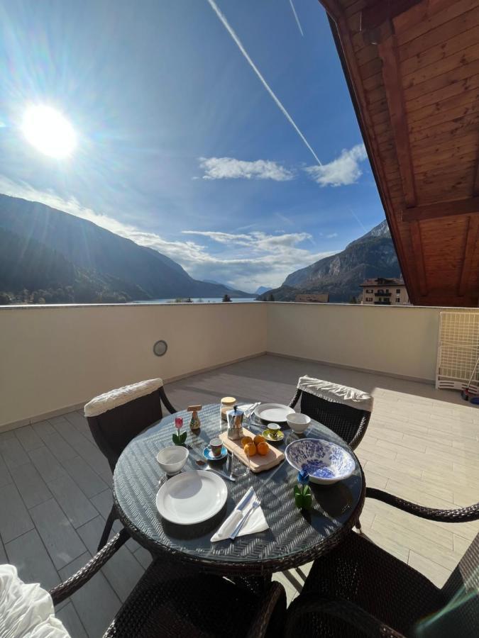 Attico Con Vista Sul Lago E Montagne A Molveno Exteriér fotografie